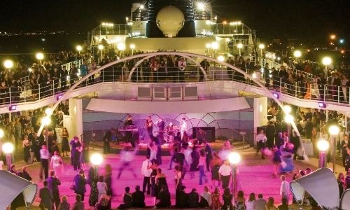 Soirée musical et piste de danse animé à l'extérieur du bateau