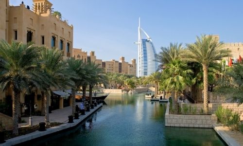 Vieu quartier de Dubaï et un des hotels 7 étoiles en fond