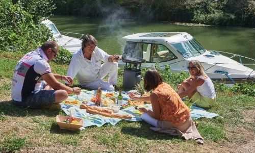 Apéritif entre amis sur les berges de la Baïse proche de Buzet