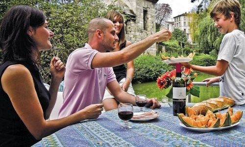 Apéritif sur la Baïse en famille avec du melon et du vin