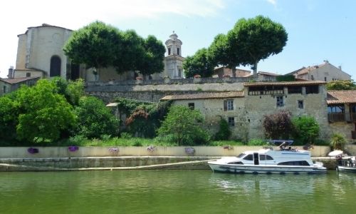 Les berges de Nérac et un bateau sans permis