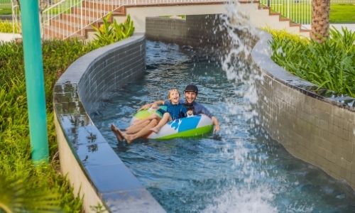 Un père et son fils dans une bouée du parc aquatique d’Agen