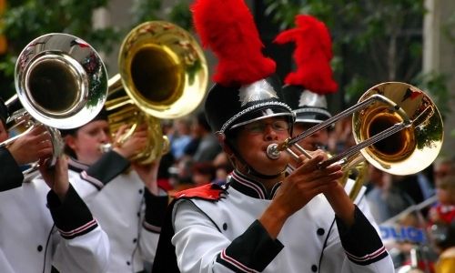 Une fanfare de trompettiste défile dans les rues de Condom pour la fête européenne des bandas
