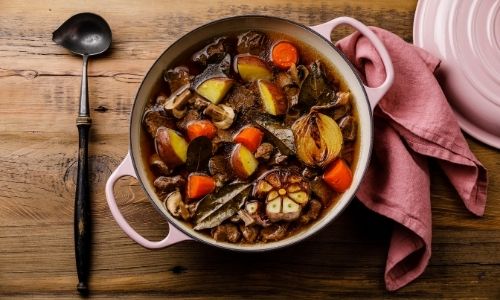 Traditionnel boeuf bourguignon servi en marmitte