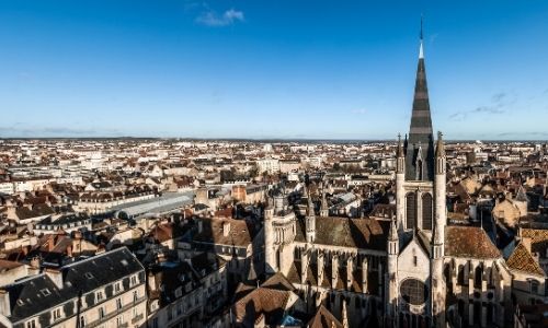 La ville de DIjon en vue aérienne sur la cathédrale et les autres batiments du centre