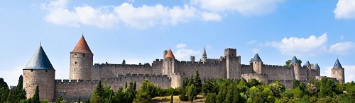 Les remparts de la cité de Carcassonne vues de face 