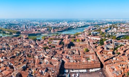 Vue semi-aérienne et panoramique du centre-ville de Toulouse