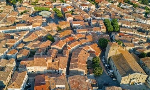 Vue aérienne sur les rues concentriques du village de Bram