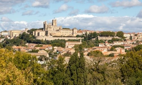 La cathédrale Saint-Nazaire de Béziers vue du pont-canal de l’Orb. Elle culmine au dessus de la ville