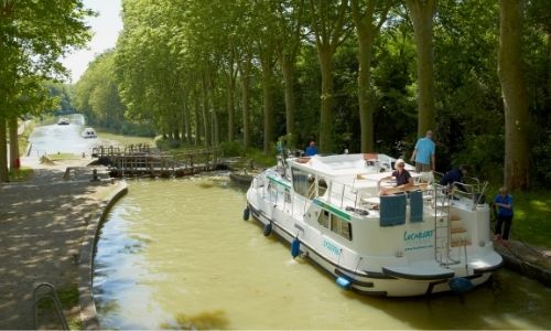Un bateau sans permis sur le point de franchir deux écluses du canal du Midi