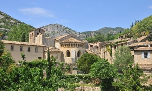 L'église de Guilhem le Désert dans les gorges de l'Hérault