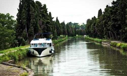 Deux bateaux de plaisance (un proche et un lointain)