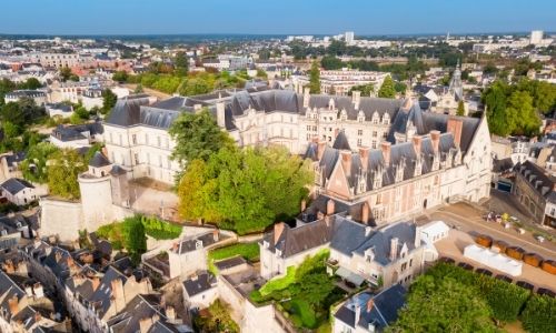 Une vue semi aérienne du château de Blois trônant sur sa colline