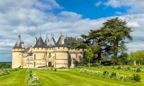 Le château de Chaumont-sur-Loire dans son jardin botanique. Ses tours médiévales décorent le paysage