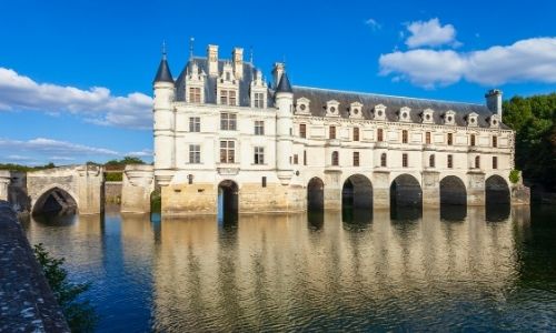 La façade du château de Chenonceau est à cheval sur la rivière du Cher