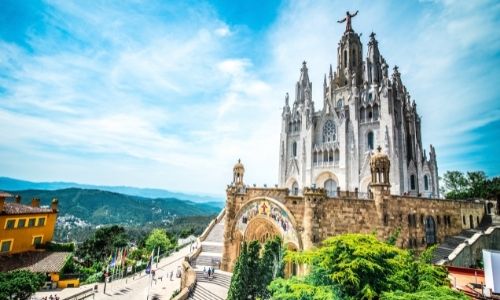 Le mont Tibidabo de Barcelone avec la cathédrale Sacré-Coeur et le Christ qui domine les lieux