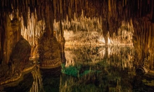 La grotte de Cavos del Hams à côté de Palma, le sol est inondé et reflète les stalactites 