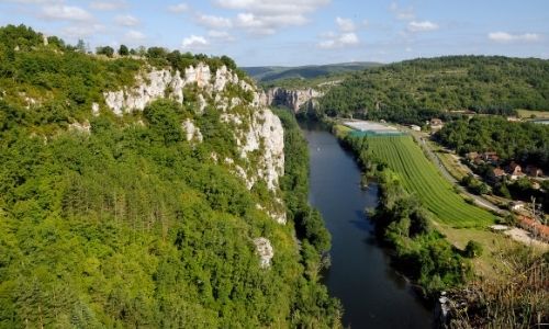 Vue aérienne sur le Lot dans la région du Quercy, on peut y voir des vignobles sur la rive droite