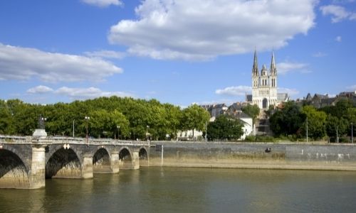 Les berges de la ville d'Angers donnant vue vers la cathédrale Sainte-Maurice