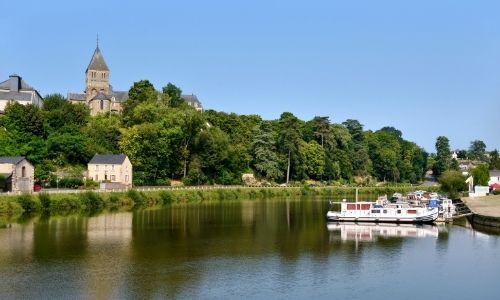 Les berges de la ville de Château-Gontier, son église et ses bateaux sans permis