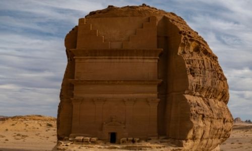 La façade d'un temple taillé dans la roche au site d'Hegra