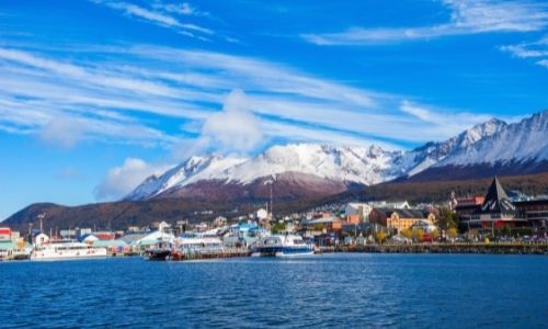 Le port de la ville d'Ushuaia en Argentine, les montagnes sont enneigés 