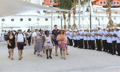 Le personnel de bord accueille les passagers pour leurs débarquement