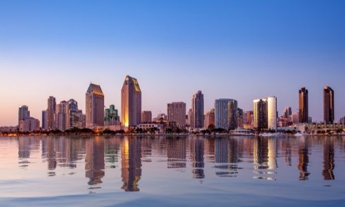 La ville de San Diego vue depuis l'océan Pacifique, les grattes ciels sont nombreux 