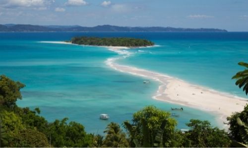 Les lagons bleus turquoises des plages de Madagascar