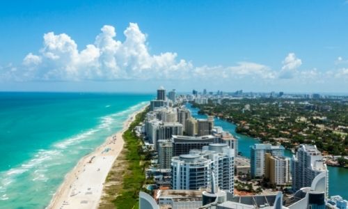 Les berges de la ville de Miami et ses appartements 