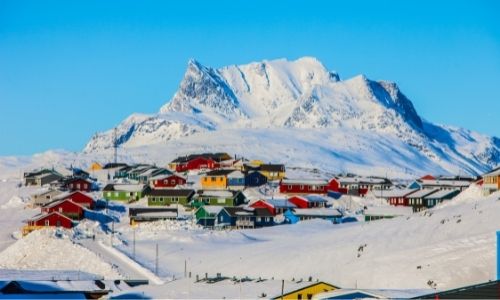 Le village Ittoqqortoormiit au Groenland et ses maisons multicolores 