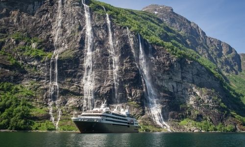 La cascade de Sju Søstre et le Jacques Cartier devant