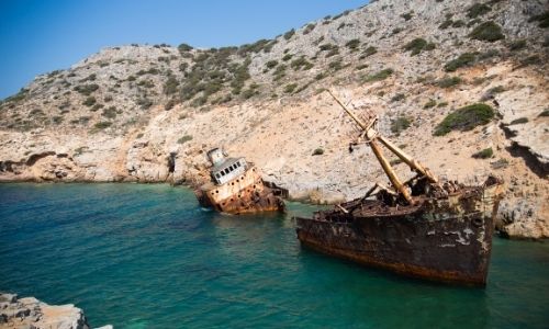 L'épave de la plage d'Agia Anna à Amorgos entourée d'une crique escarpée