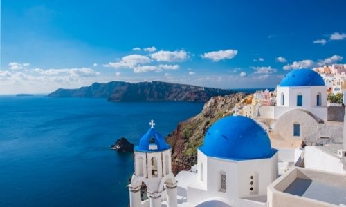 La Caldeira de Santorini vue de la ville blanche aux toits bleus  