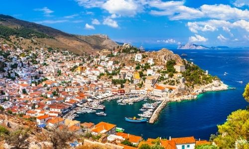 Vue aérienne de la ville d'Hydra et ses toitures en tuiles rouges