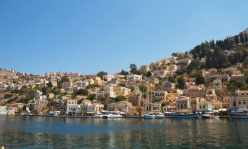 Village côtier de pêcheurs de Galios à Symi, des barques et des maisons colorées