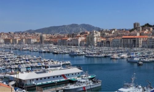 Le Vieux-Port de Marseille, des bateaux de plaisance y sont amarrés 