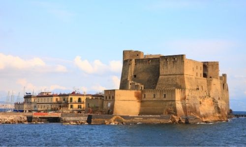 Le Castel Dell'Ovo à Naples, isolé au milieu de l'eau dans le port de la ville