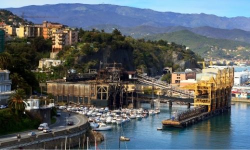 Le port de Savone en Italie baigné sous dans la lumière du soleil d'été