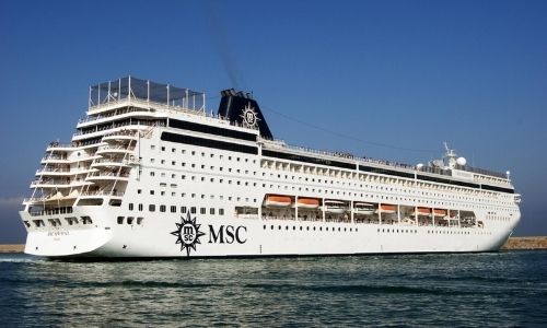 Le MSC Sinfonia quitte un port pour naviguer 