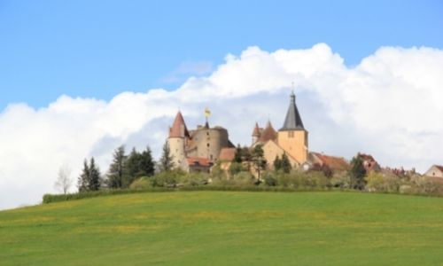 La forteresse du village de Châteauneuf au dessus des champs
