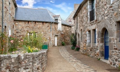 Les bâtisses en pierre du village de Saint-Suliac
