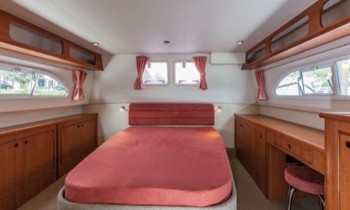 La cabine couchette d'un bateau Locaboat et son lit deux places