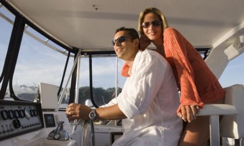 Un couple dans la cabine de pilotage d'un bateau sans permis