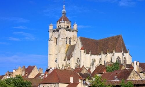La cathédrale Notre-Dame de Dole entourée du quartier des tanneurs
