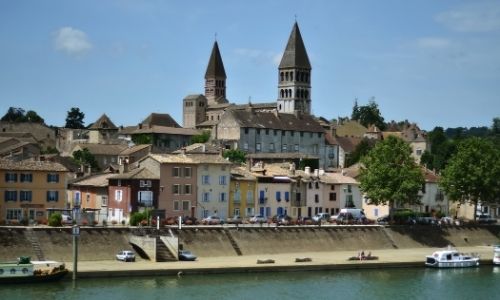 Les berges de la ville de Tournus et son église